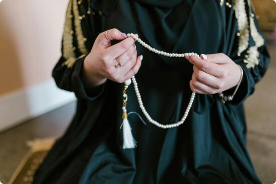 Muslim woman using tasbeeh to do dhikr