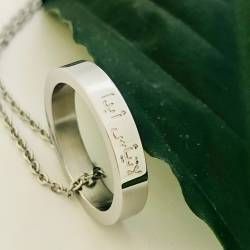 Perfect Gift This luxuriously beautiful yet minimalistic piece is called the ‘Circle of Strength’ necklace and refers to the inner strength embodied by a woman.   The Arabic inscription translates as ‘Never Give Up’. The unbreakable circle and the message of ‘Never Give Up’ represents the enduring strength and fortitude of a woman whilst the delicate Arabic calligraphy represents her gentleness and subtlety.  The ring glides effortlessly on the delicate chain, again representing the balance of power and softness, in harmony with each other.   This stunning piece is actually two pieces of jewellery in one as it can be worn as a ring or as a necklace - so you get two looks for the price of one! This will look stunning as an addition to any look, whether you are going for subtle glamour, high fashion or minimalistic chic.   It’s the perfect stand-out piece worn on its own or layered with other pieces.  This gorgeous necklace comes in 18K Gold plated, 18K Rose Gold plated and Mirror Finish Stainless Steel - because, as women, we like to have choices! Features: Mirror Finish Stainless Steel Ring diameter: 20mm Ring width: 4mm Chain length: 46cm plus 5cm extender. (Total length with extender: 51cm). Hypoallergenic stainless steel 