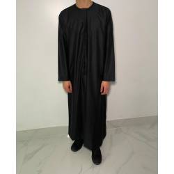 Perfect Gift Our elegant zip up Emirati Black Matte Thobe is now finally ready for you to purchase!Available in sizes 52-60Matte thobe in is equipped with a button detachable taboosh, why have 1 style when you can have the best of both?